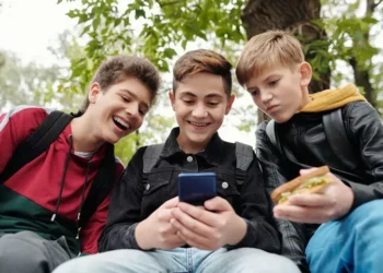 Instagram 405 milyon avro cərimələnib!