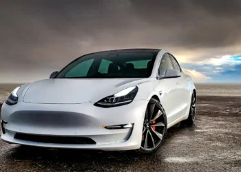 Tesla model 3 bilmeden ogurlanib