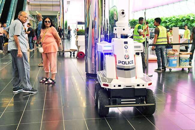 sinqapurda polis robotlardan