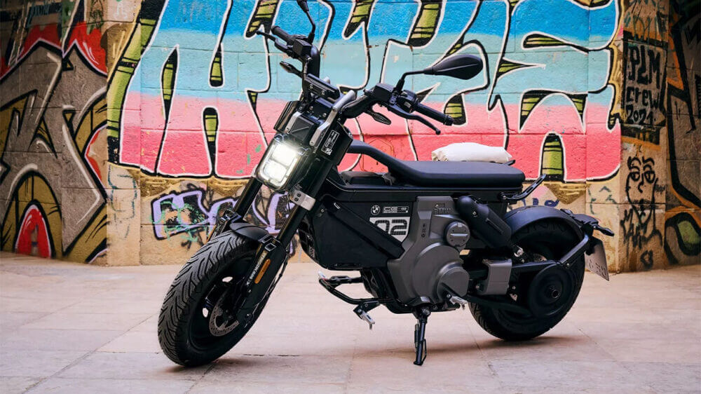 BMW CE 02 motosikletini