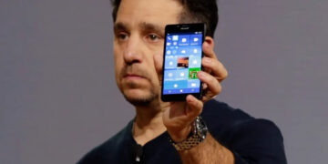 Windows Surface rəhbəri tərk