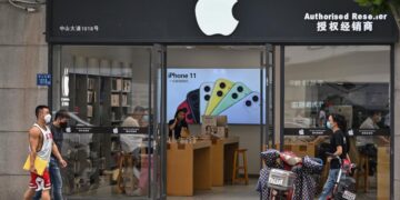 Apple işçilərini qovdu