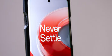 OnePlus 12 parlaq ekranına