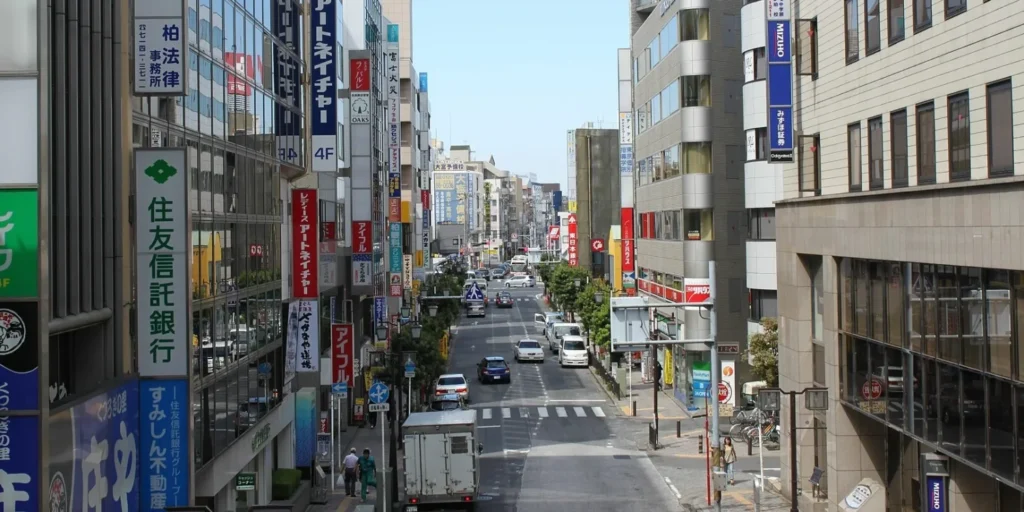 Yaponiyada elektromobillər işıqforda şarj