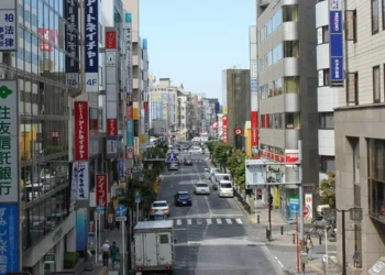 Yaponiyada elektromobillər işıqforda şarj