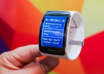 Samsung dördkünc ekranlı saat