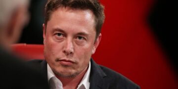 Elon Musk Tesla marketoloqlarını