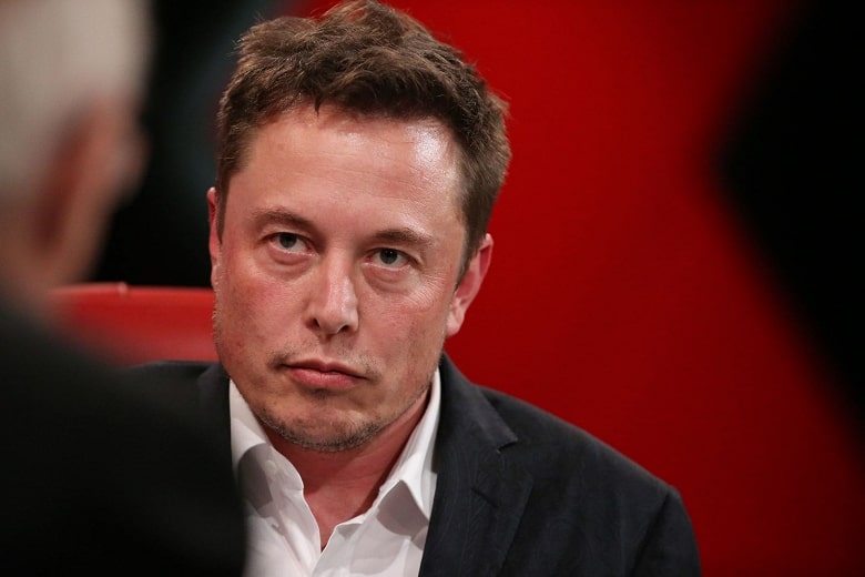 Elon Musk Tesla marketoloqlarını