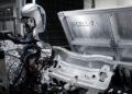 BMW fabrikində sınaqdan keçirilən insanabənzər robot videosu yayımlanıb!