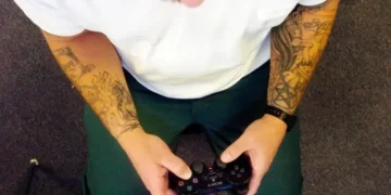 məhbuslar PlayStation oyunları