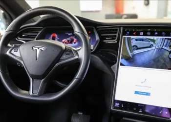 Tesla geri