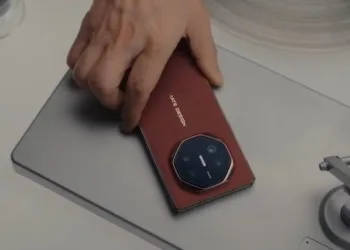 İlk üçə qatlanan Huawei smartfonu Mate XT Ultimate Design rəsmi olaraq nümayiş edilib!