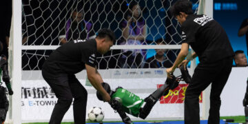 Süni intellekt əsaslı insanabənzər robotlar bu dəfə futbol oynayıblar!