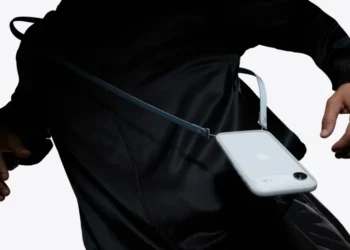 iPhone-u boyundan asmağa 60$-a Crossbody Strap adlı aksesuar çıxardı!