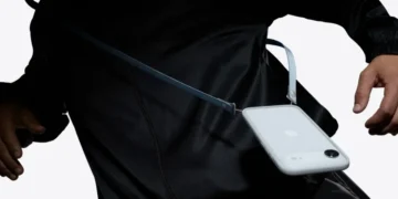 iPhone-u boyundan asmağa 60$-a Crossbody Strap adlı aksesuar çıxardı!