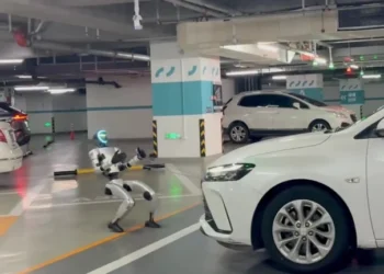 Çinli humanoid robot 1400 kiloqramlıq avtomobili əlləri ilə çəkir