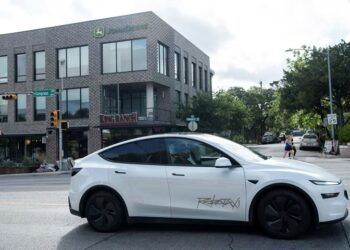 Tesla robotaksiləri insanlardan daha çox qəza etmiş ola bilər!