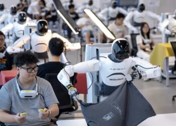 Çin humanoid robotları öyrətmək üçün Robot məktəbləri açır!
