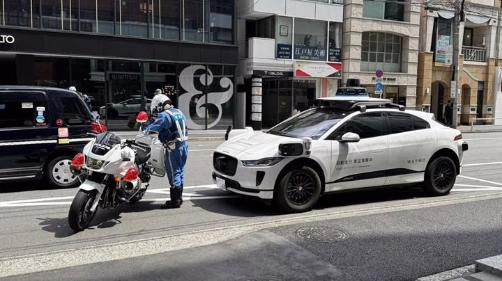 polislər sürücüsüz