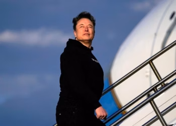 Elon Musk dünyanın ikinci ən varlı adamından 1 trilyon dollar daha varlıdır!