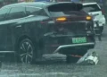 Yolda motoru düşən BYD