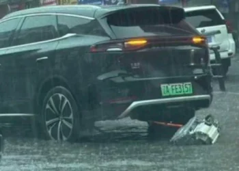Yolda motoru düşən BYD
