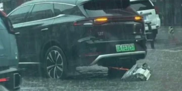 Yolda motoru düşən BYD