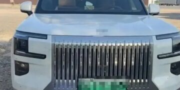 Bir çinlinin Çin istehsalı maşını istirahətə gedəndə bloklandı!
